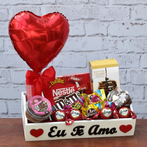 Cesta Eu Te Amo Doce Surpresa — presente Dia dos Namorados, cesta romântica, flores para presente